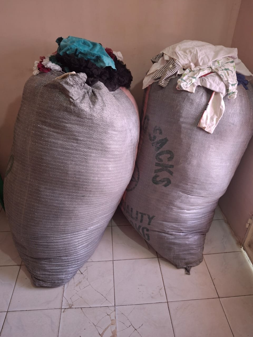مساعدة اللاجئين والنازحين 